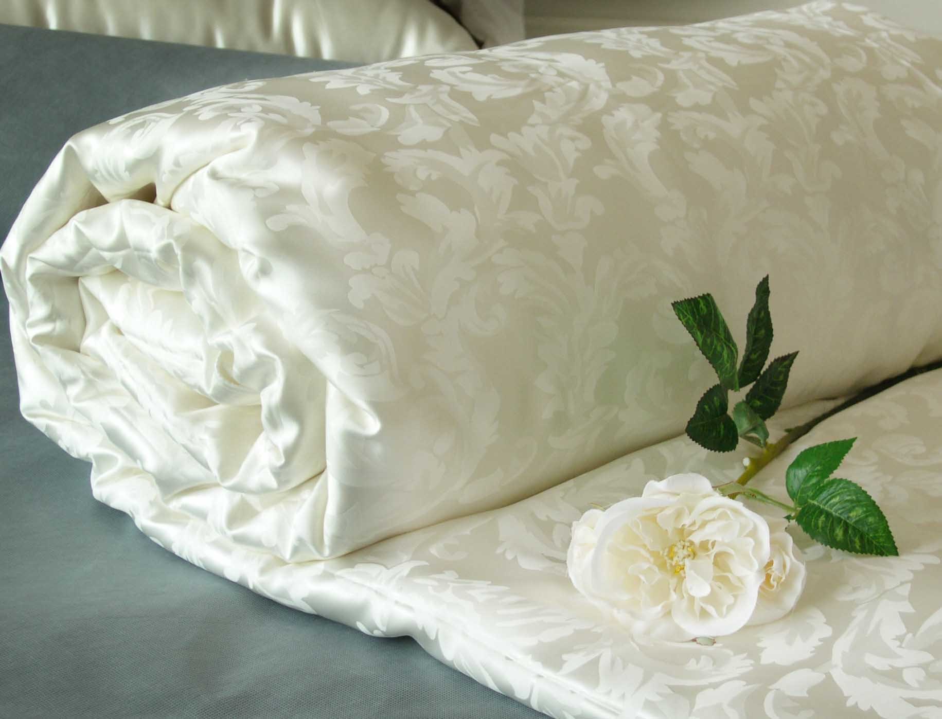 Title: Embracing the Beauty and Comfort of Huafu Down Bedding: An Exploration of Chinese Silk