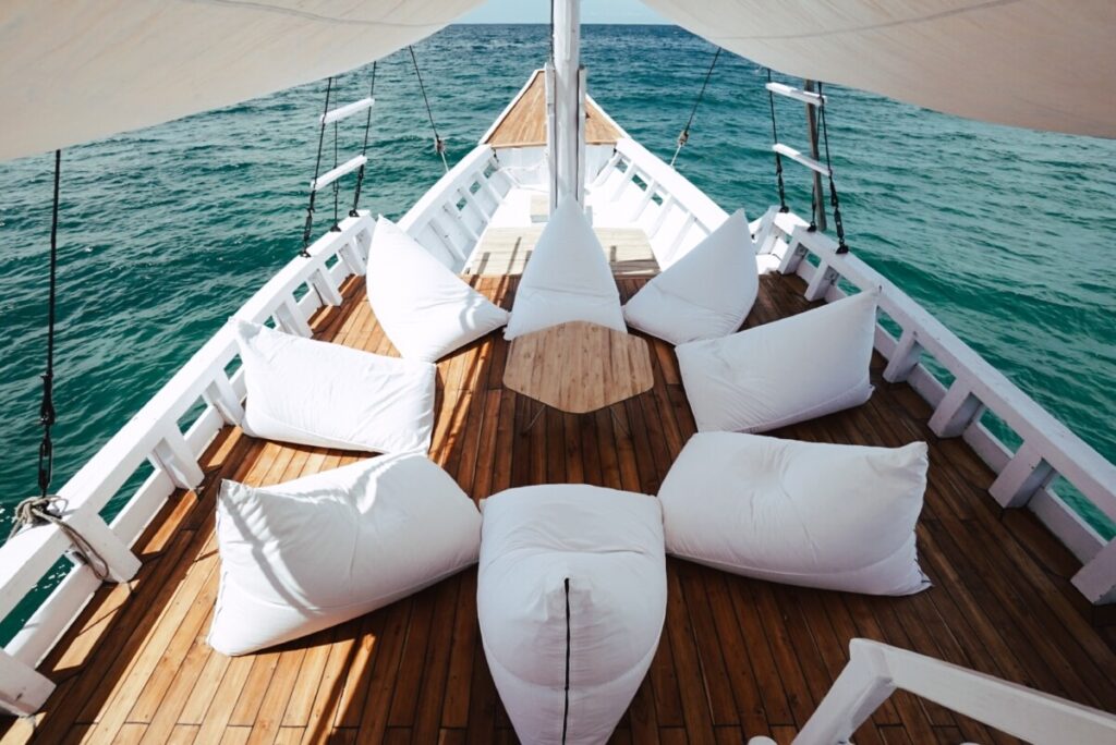 Title: Sailing the Waves with Fangcheng down quilt - A Journey Through Comfort and Luxury