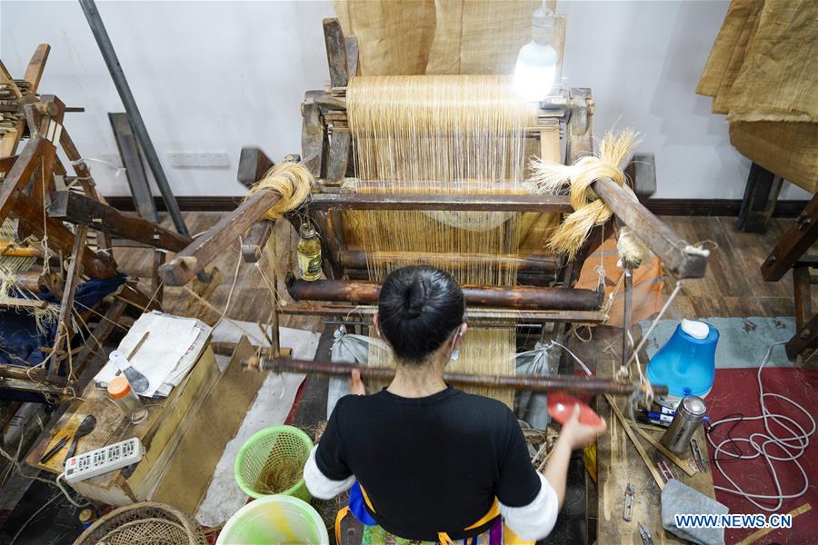 Title: The Unique Craft of Making Duck Feather Blankets in Luoyang