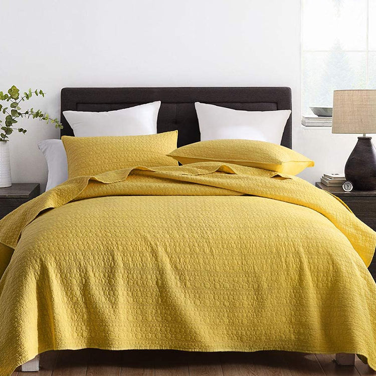 Title: The duck feather blanket 200x100: A luxurious and cozy choice for your bed